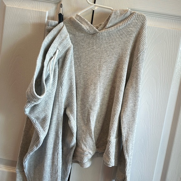 Girls two piece Old Navy sweatsuit, size 10/12 Worn once. Create bundle & save! - Picture 1 of 9